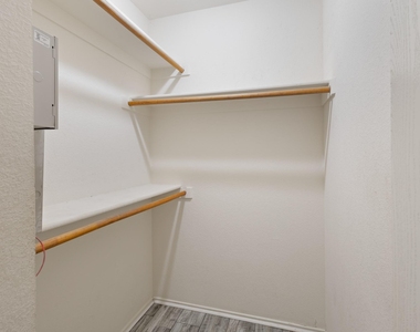 2322 Kingsway Drive - Photo Thumbnail 13