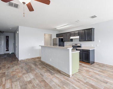 2322 Kingsway Drive - Photo Thumbnail 3