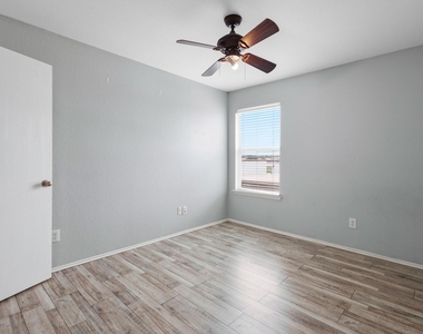 2322 Kingsway Drive - Photo Thumbnail 10