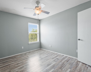 2322 Kingsway Drive - Photo Thumbnail 17
