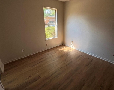 2205 Bowling Green Street - Photo Thumbnail 6