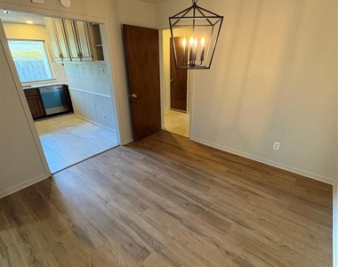 2205 Bowling Green Street - Photo Thumbnail 3