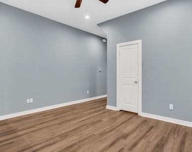 440 Pecan Hollow - Photo Thumbnail 8