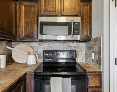 18220 Scarborough Drive - Photo Thumbnail 11