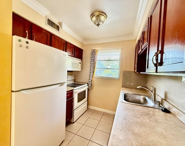 1607 Holly Street - Photo Thumbnail 5