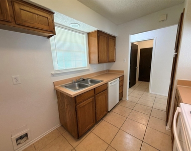 2410 Summer Place Drive - Photo Thumbnail 7