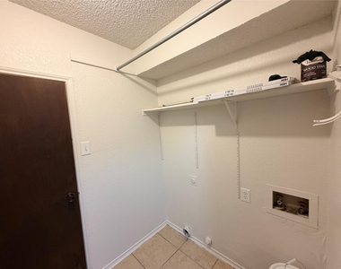 2410 Summer Place Drive - Photo Thumbnail 8