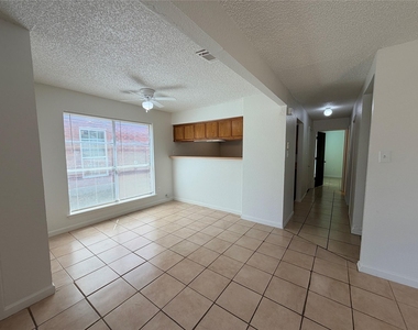 2410 Summer Place Drive - Photo Thumbnail 4