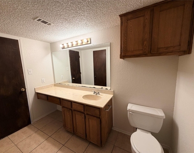 2410 Summer Place Drive - Photo Thumbnail 13