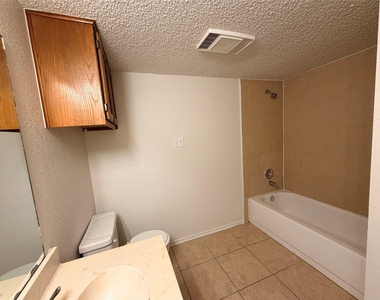 2410 Summer Place Drive - Photo Thumbnail 12