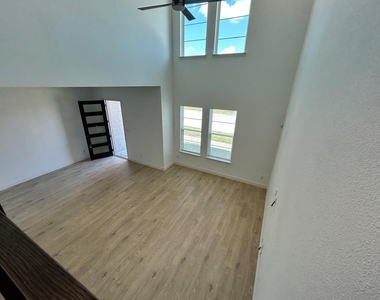15713 Palmwood Road - Photo Thumbnail 2