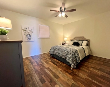206 Taylor - Photo Thumbnail 2