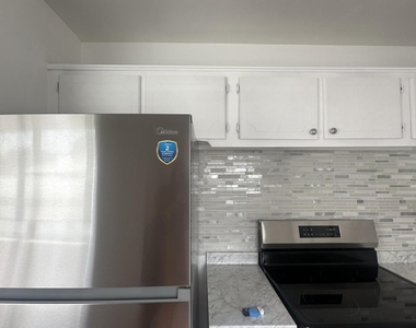 195 Windsor I - Photo Thumbnail 4
