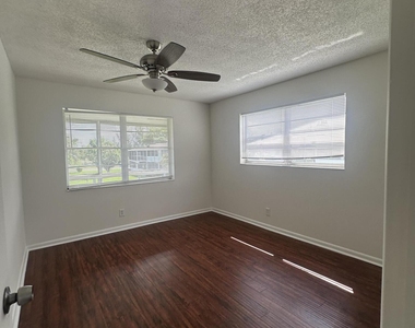 195 Windsor I - Photo Thumbnail 14