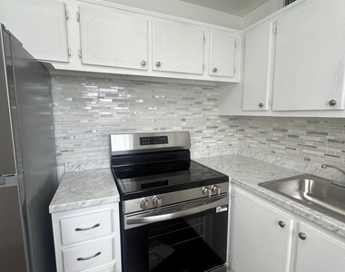 195 Windsor I - Photo Thumbnail 2