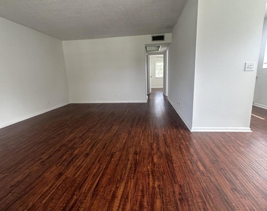 195 Windsor I - Photo Thumbnail 6