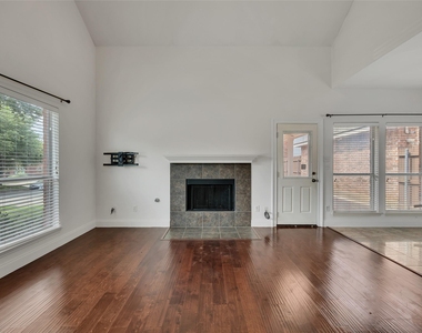 114 Constitution Drive - Photo Thumbnail 7