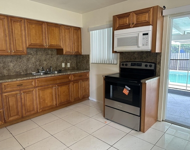 1316 Nw 15th Place Nw - Photo Thumbnail 3