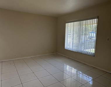 1316 Nw 15th Place Nw - Photo Thumbnail 2