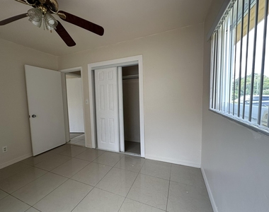 1316 Nw 15th Place Nw - Photo Thumbnail 8
