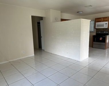 1316 Nw 15th Place Nw - Photo Thumbnail 1
