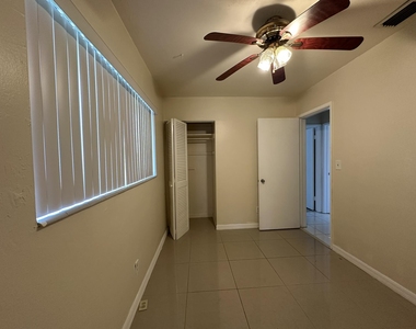 1316 Nw 15th Place Nw - Photo Thumbnail 7