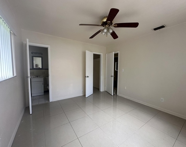 1316 Nw 15th Place Nw - Photo Thumbnail 5