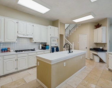10913 Alexandria Drive - Photo Thumbnail 8