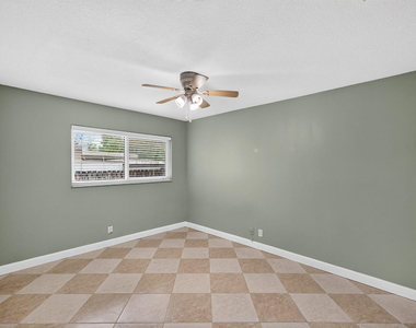 241 Nw 49th Street - Photo Thumbnail 15