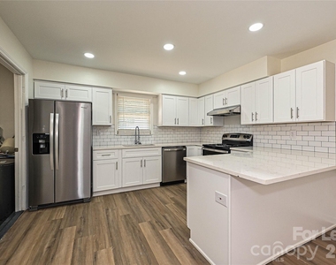 5121 Farm Pond Lane - Photo Thumbnail 7