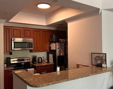 300 W 5th Street - Photo Thumbnail 2