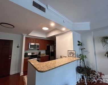 300 W 5th Street - Photo Thumbnail 3