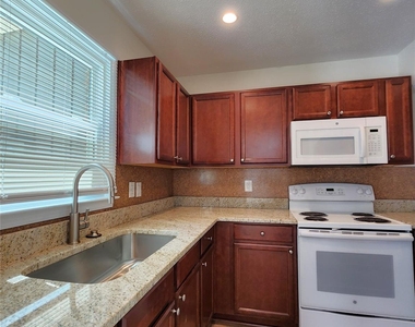 406 E 18th Street - Photo Thumbnail 4