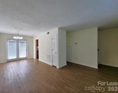 406 E 18th Street - Photo Thumbnail 2