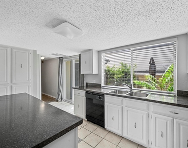 8560 Park Lane - Photo Thumbnail 6