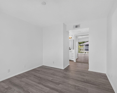 1536 Se Royal Green Circle - Photo Thumbnail 12