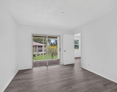 1536 Se Royal Green Circle - Photo Thumbnail 11