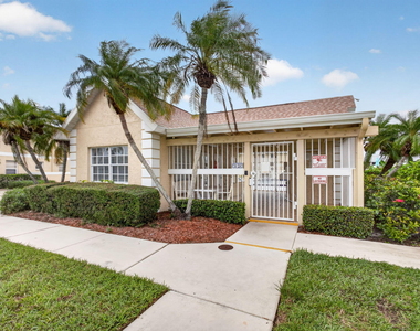 1536 Se Royal Green Circle - Photo Thumbnail 30