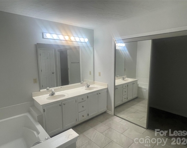 1444 Farmington Hills Drive - Photo Thumbnail 13