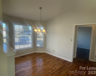 1444 Farmington Hills Drive - Photo Thumbnail 7