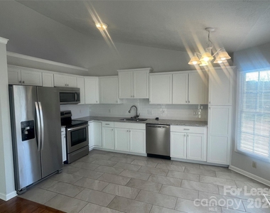 1444 Farmington Hills Drive - Photo Thumbnail 5