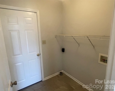 1444 Farmington Hills Drive - Photo Thumbnail 6