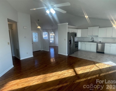 1444 Farmington Hills Drive - Photo Thumbnail 4