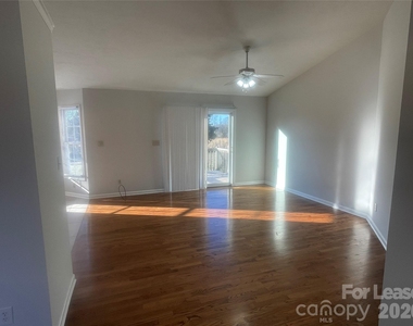 1444 Farmington Hills Drive - Photo Thumbnail 2