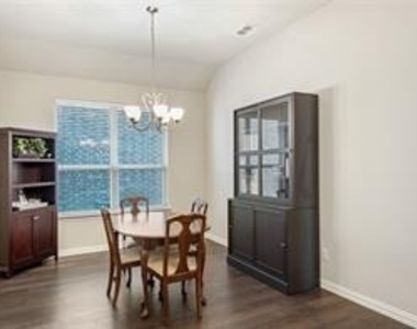 2804 Hackberry Creek Trail - Photo Thumbnail 6