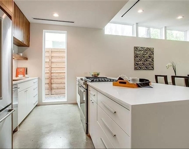 2308 N Prairie Avenue - Photo Thumbnail 6