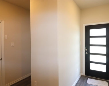 416 Honeyhill Drive - Photo Thumbnail 6
