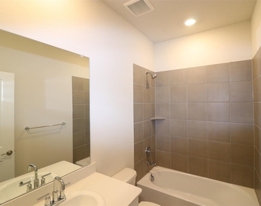 416 Honeyhill Drive - Photo Thumbnail 16