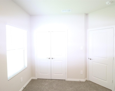 416 Honeyhill Drive - Photo Thumbnail 17