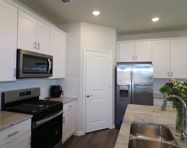 416 Honeyhill Drive - Photo Thumbnail 4